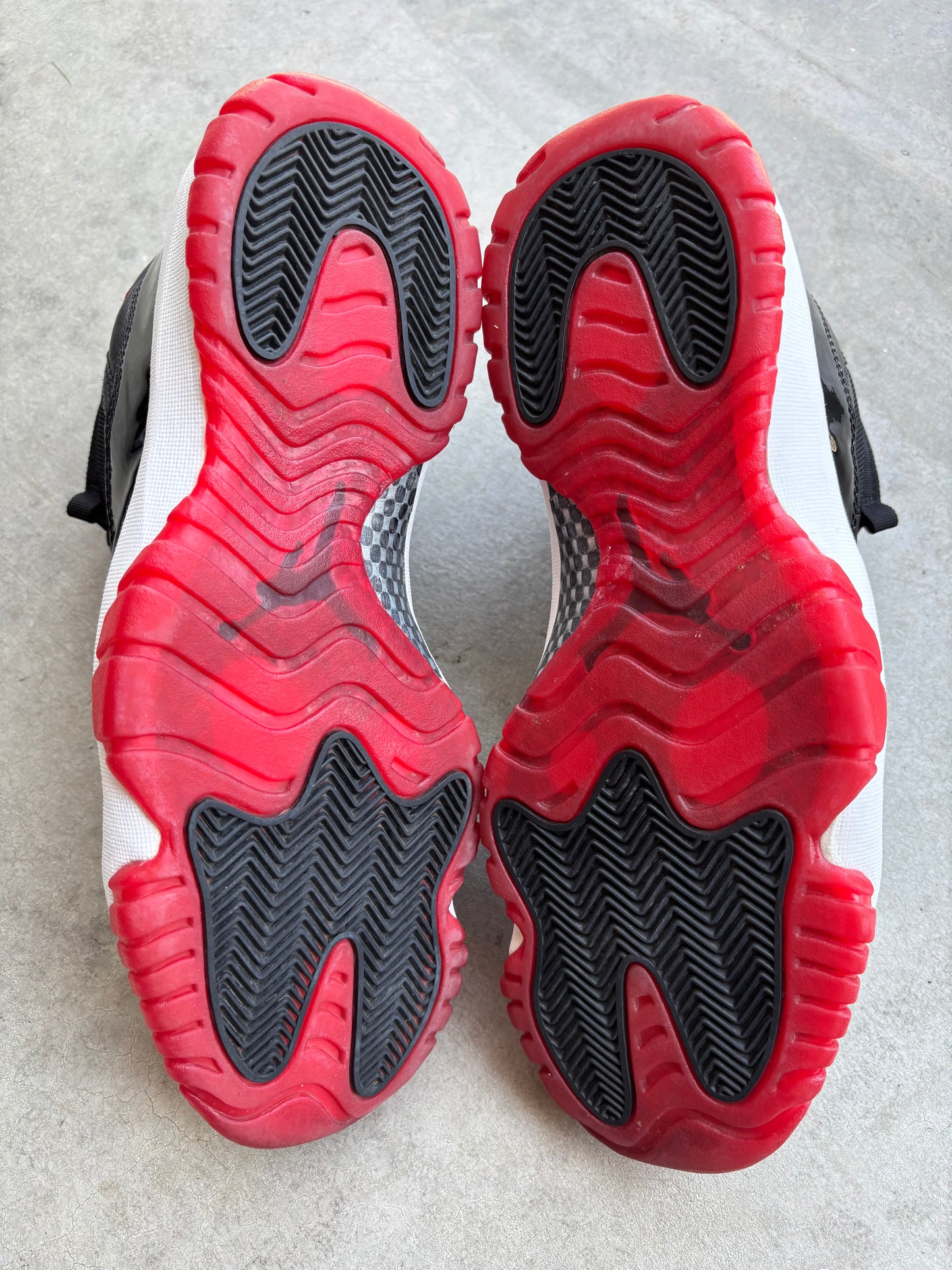 2001 Jordan 11 playoff black varsity red size 12